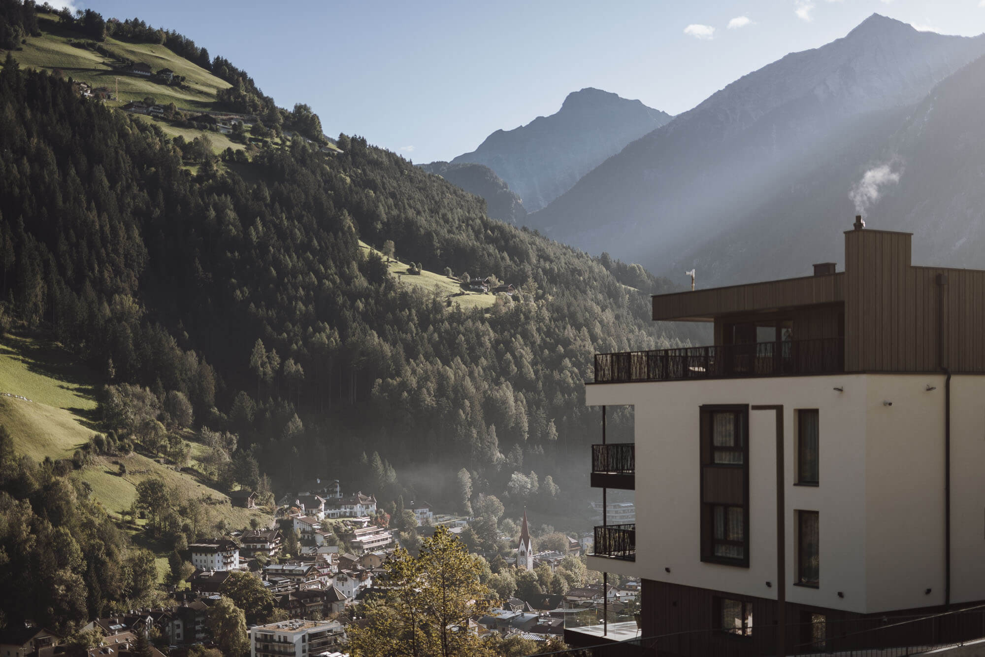 Blick vom Apartment AhriaPura hinunter nach Sand in Taufers - AHRIA Apartments