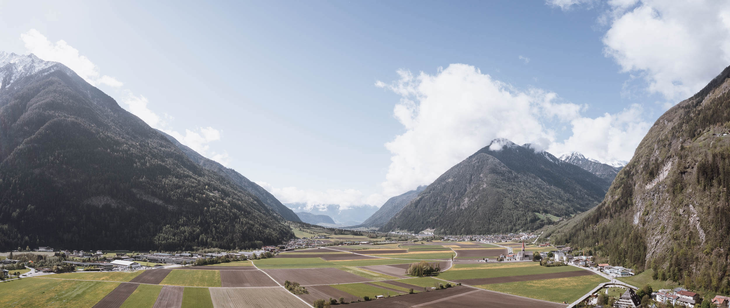 Felder vor Sand in Taufers, die sogenannten "Sontna Bedn" - AHRIA Apartments