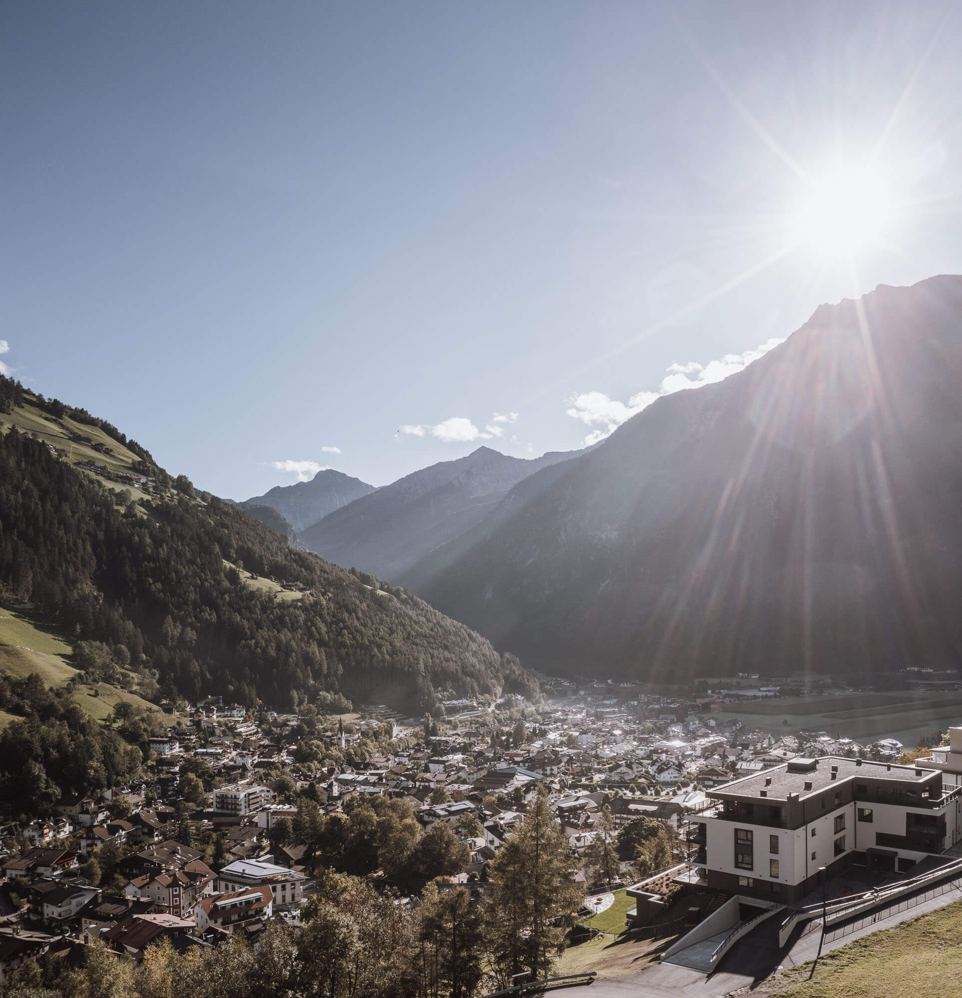 Blick auf Sand in Taufers im Sommer - AHRIA Apartments