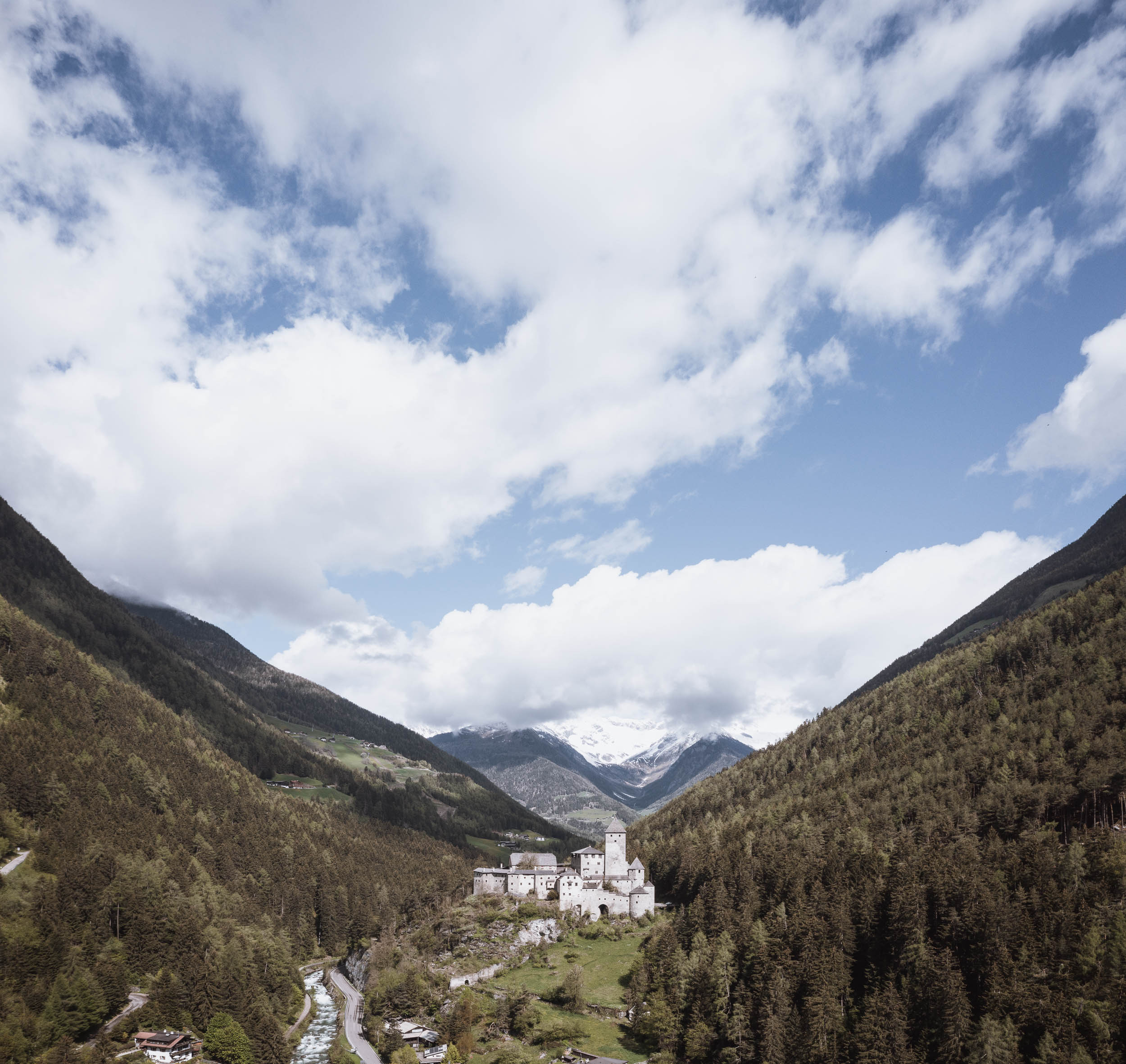 Das Schloss Taufers im Sommer - AHRIA Apartments