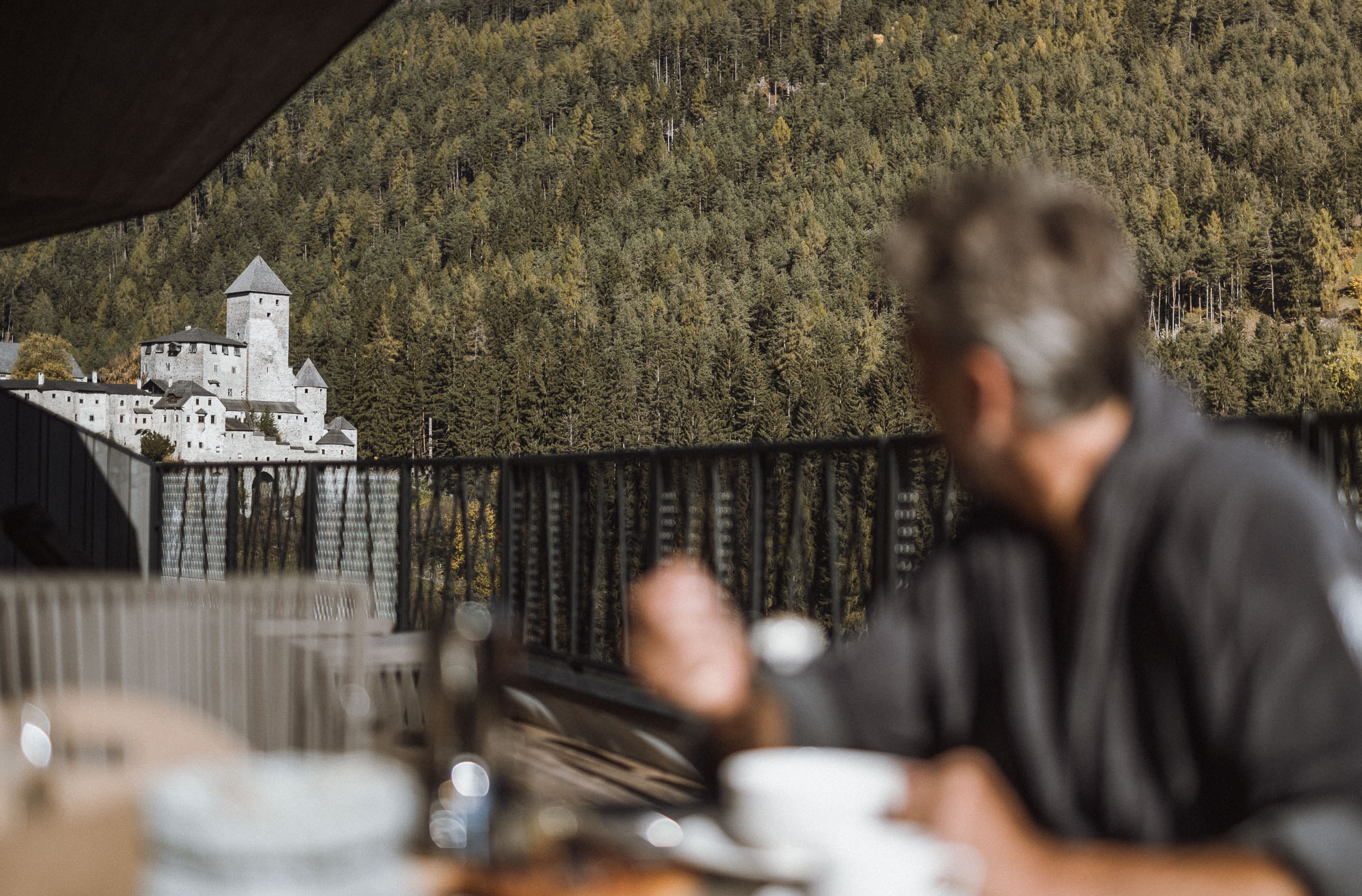 Frühstücken auf dem Balkon vom Apartment AhriaPura mit Blick auf das Schloss Taufers - AHRIA Apartments