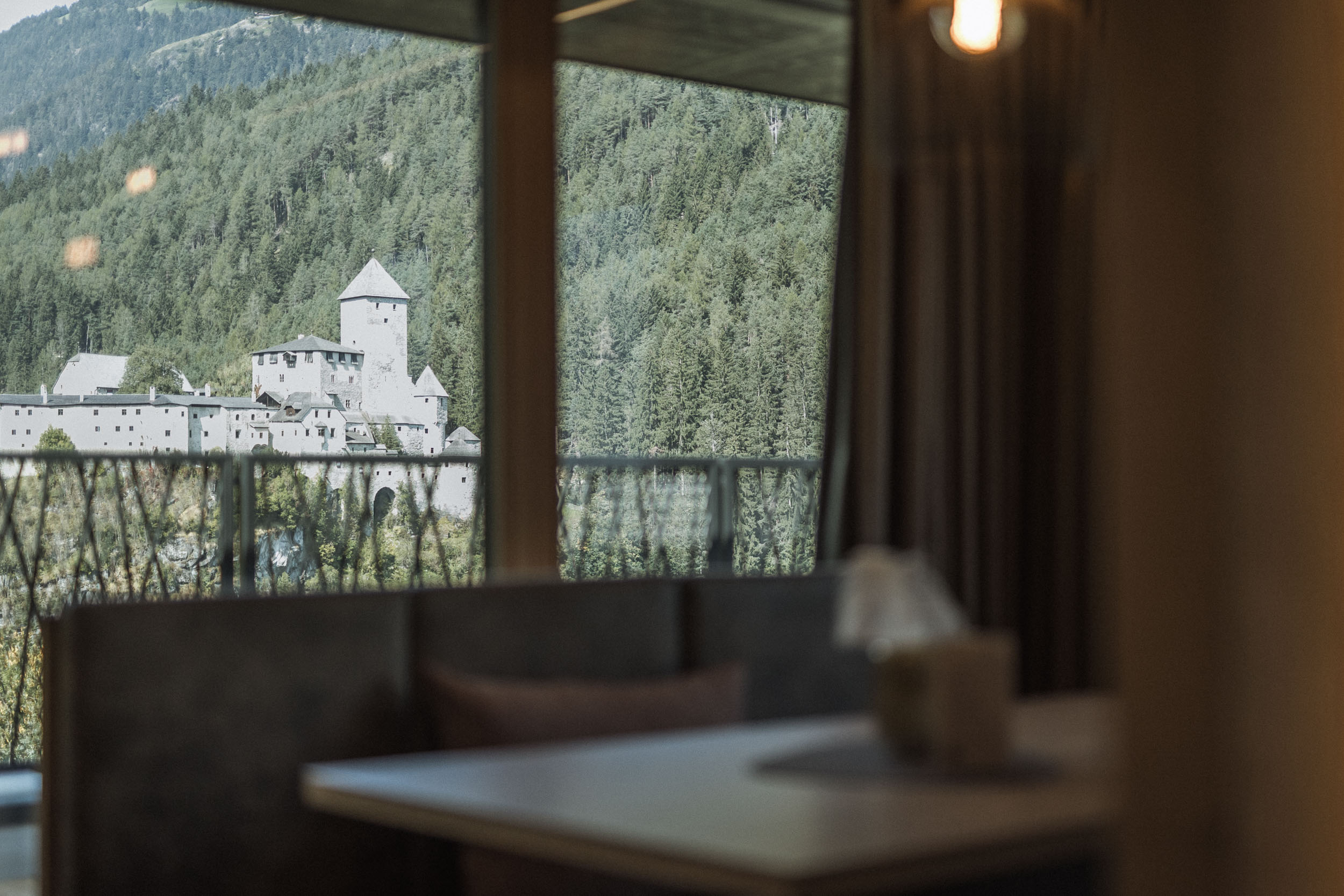 Blick vom Wohnzimmer des Apartment AhriaPura auf das Schloss Taufers - AHRIA Apartments