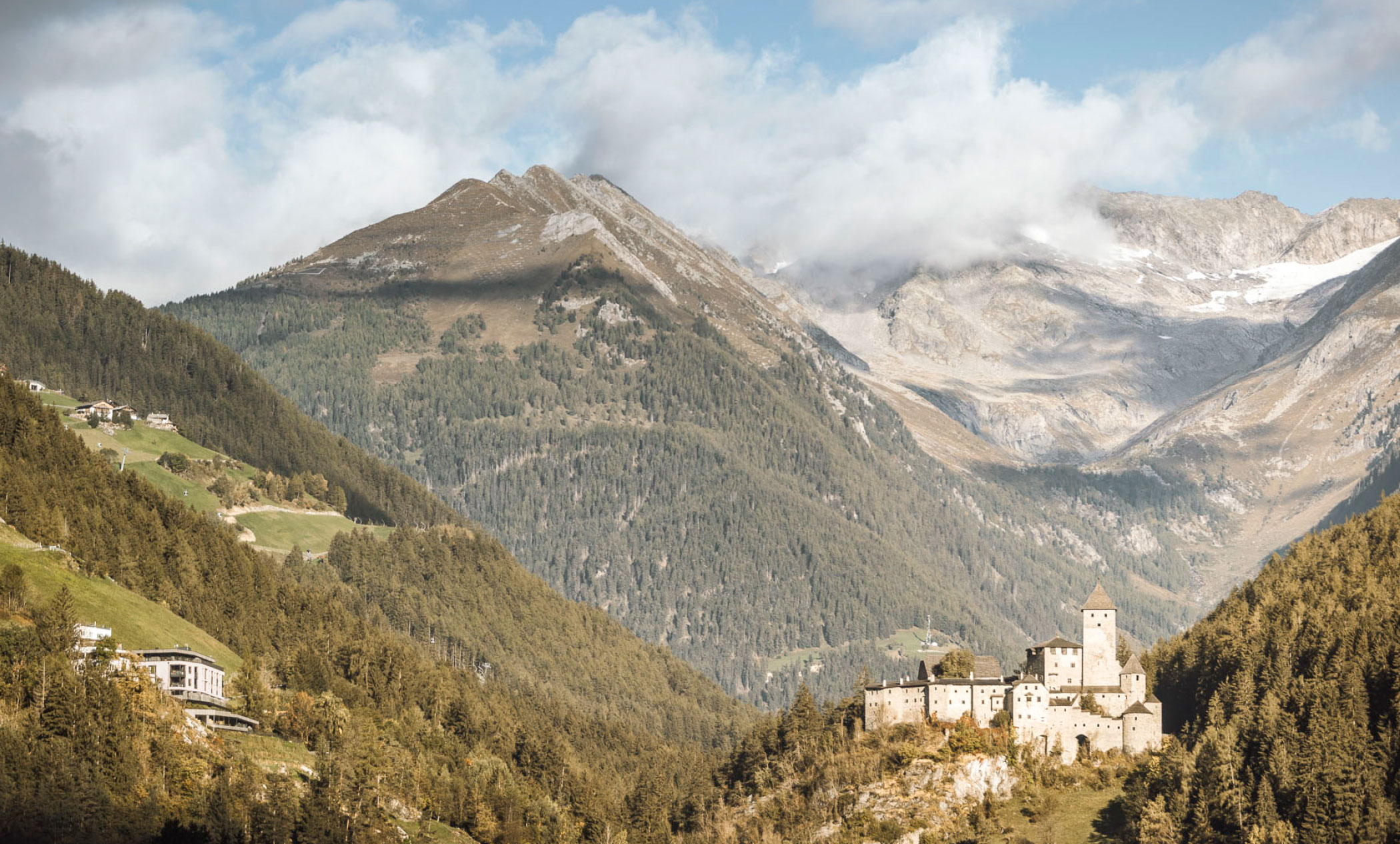 Ahrntaler Berge mit Schloss Taufers und dem Apartment AhriaPura im Vordergrund - AHRIA Apartments