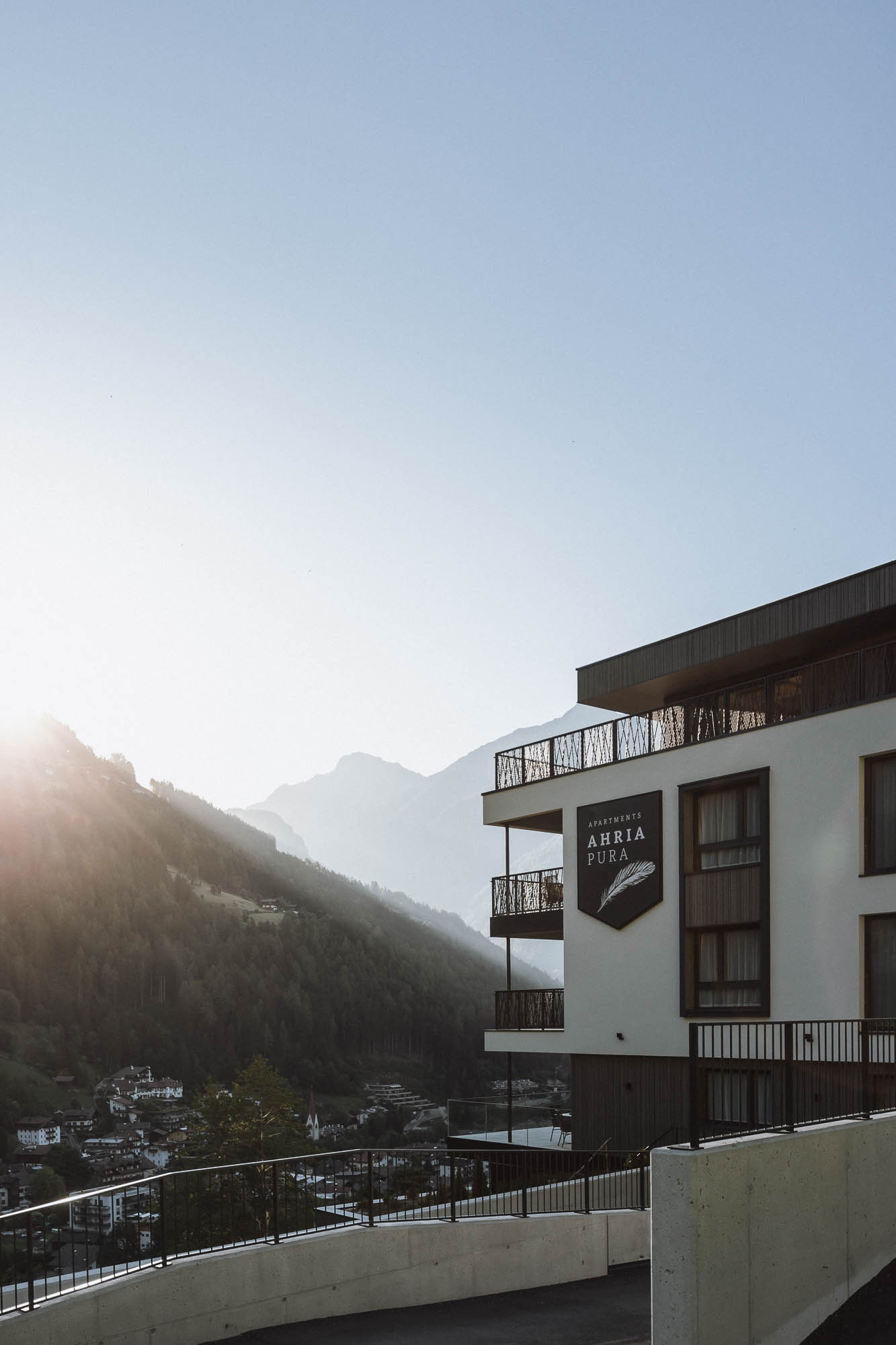 Außenfassade mit Logo vom Apartment AhriaPura - AHRIA Apartments