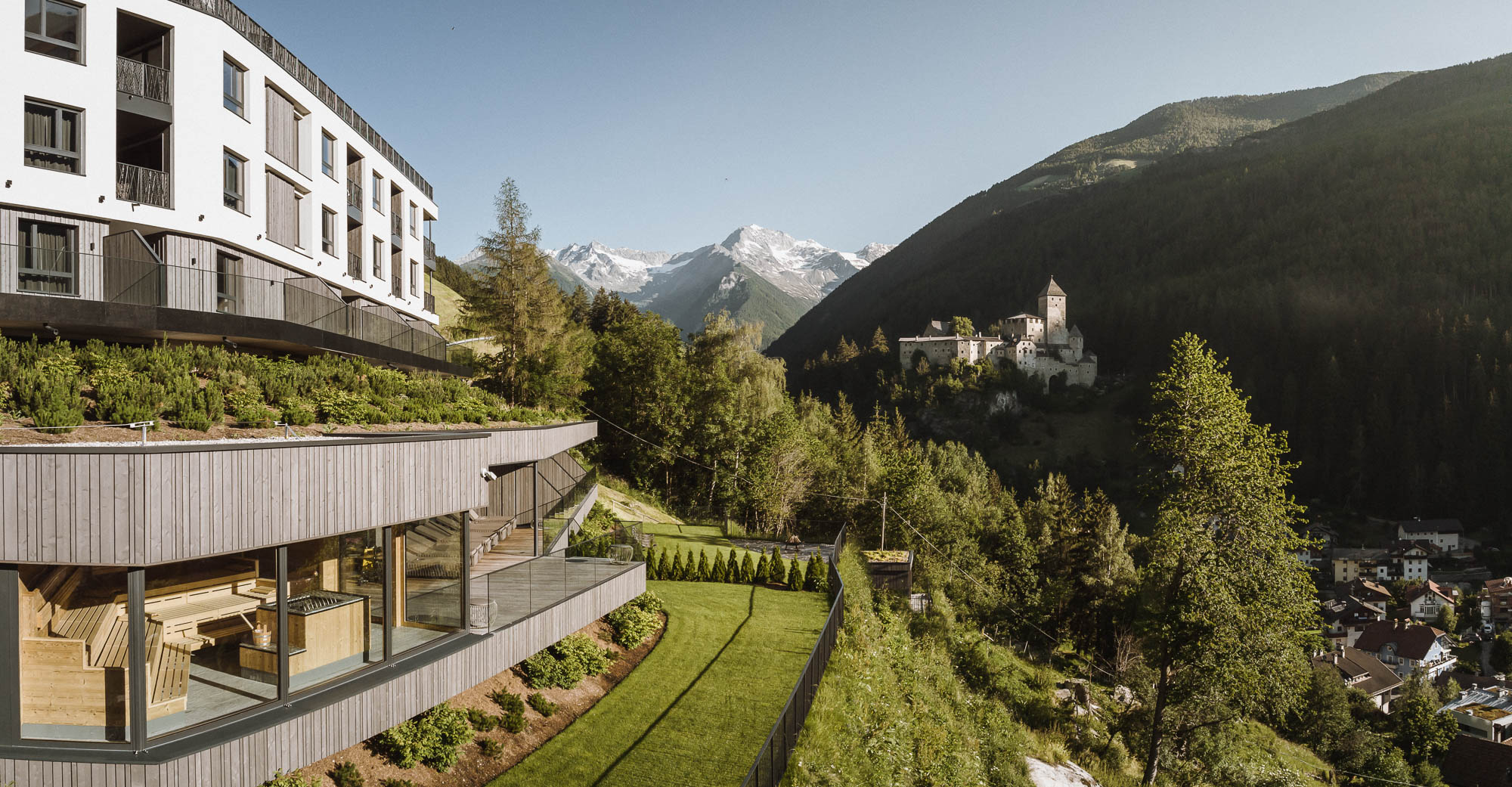 Garten vor dem Apartment AhriaPura mit Blick auf Schloss Taufers - AHRIA Apartments